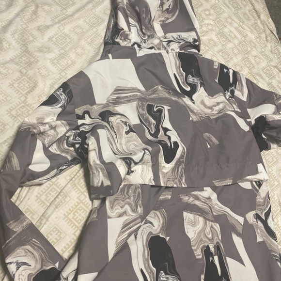 Nike wind breaker - Picture 2 of 3